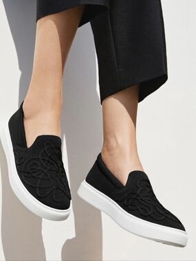 Vivaia Classic Slip-On Unisex Sneakers Black Size 9.5